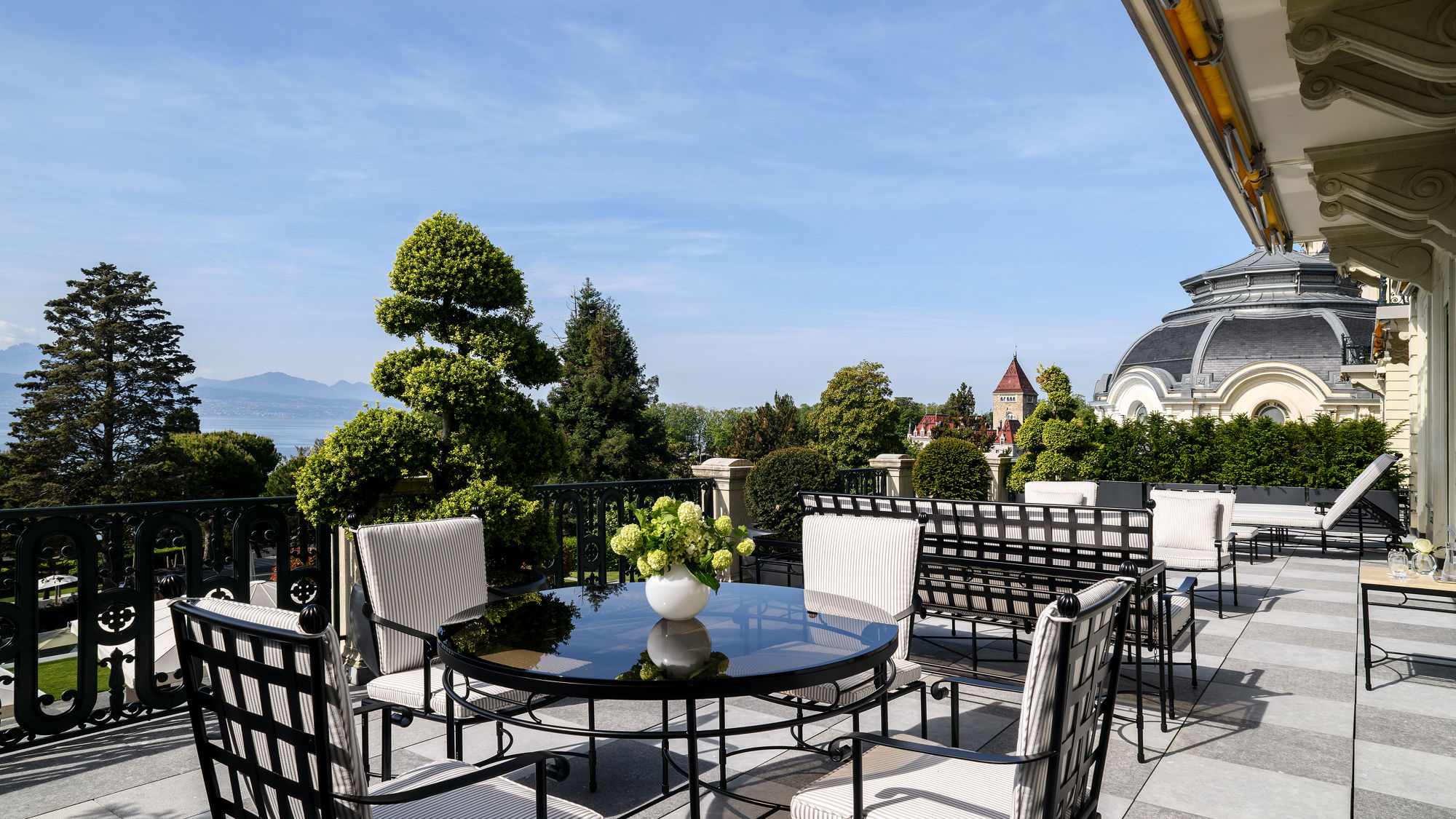 beau-rivage-palace-suite-imperiale-terrasse-espace-detente-reception-vue-lac-alpes-01.jpg