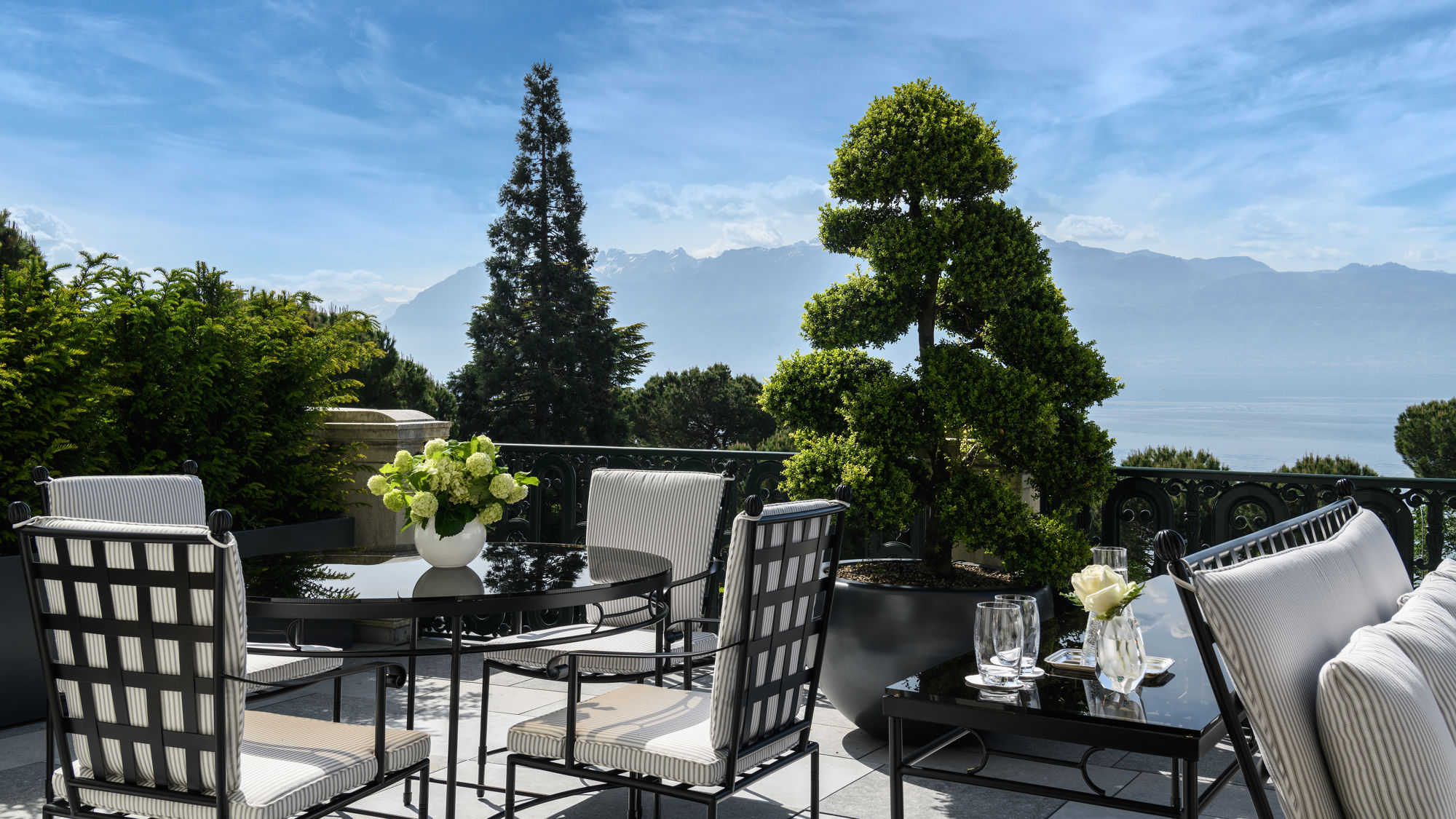 beau-rivage-palace-suite-imperiale-terrasse-espace-detente-reception-vue-lac-alpes-02.jpg