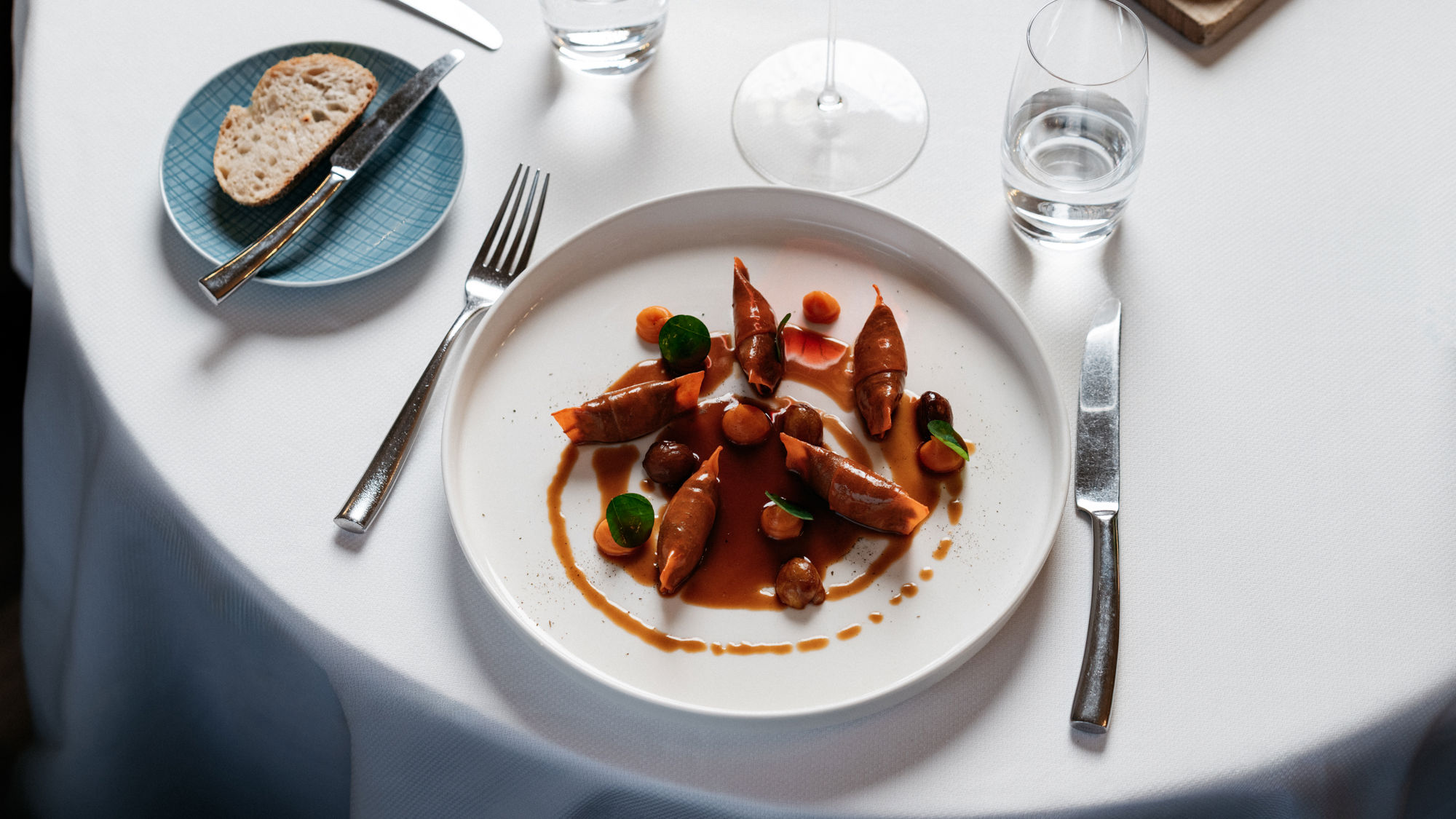 beau-rivage-palace-cafe-beau-rivage-table-dressee-chasse-01.jpg